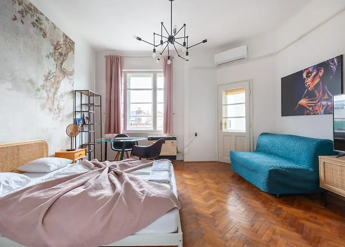 Kl135 Classy Downtown